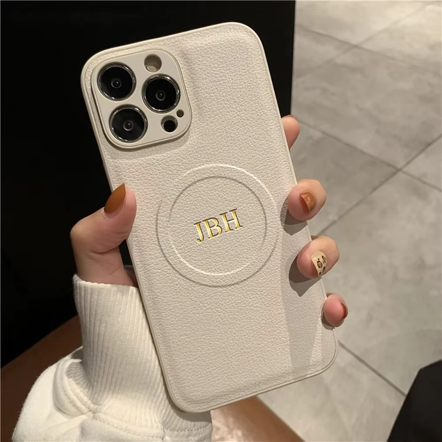 Personalisierte Lederhülle für Apple iPhone 17 Pro Max 16 15 14 13 12 mit individuellen Initialen und Namen in Beige, MagSafe kompatibel - Bild 2