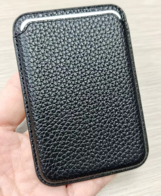 Magnetischer Kartenhalter für MagSafe iPhone und Samsung in Schwarz aus Kohlefaser und Lychee Saffiano Leder - Bild 3