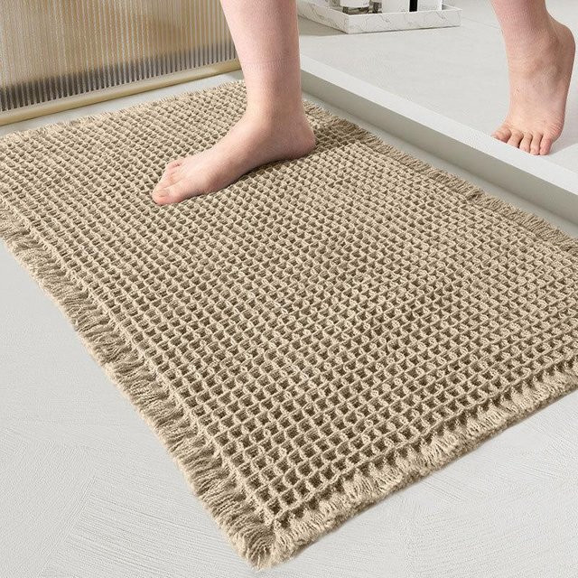 Saugfähige und fleckenabweisende Waffel-Badezimmer-Matte von JostLife in Khaki, B/T: 122 x 61 cm - Bild 1