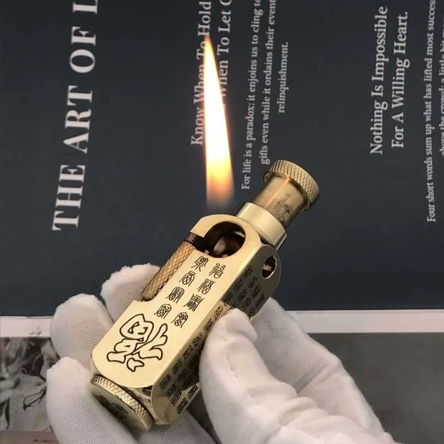 Marlboro Retro-Feuerzeug aus Messing in Gold mit lasergeschnittenem Sechseck-Muster - Bild 1