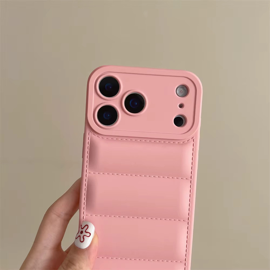 Weiche Silikonhülle im Daunenjacke-Design für Apple iPhone 11 bis 17 Pro Max Plus mit Kameraschutz und Handschlaufen in Rot und Pink - Bild 1
