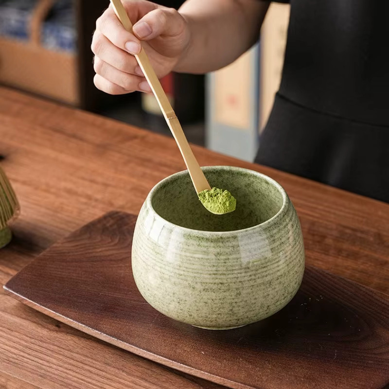 Japanisches Matcha Mixer Set aus Bambus in Braun mit Schneebesen und Teelöffel zum Zubereiten von Tee - Bild 2