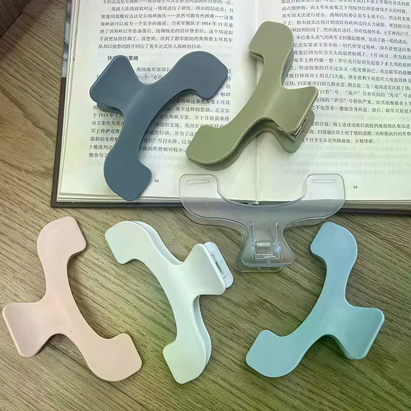 Transparente Buchklammern aus Kunststoff als praktische Seitenhalter und Memo-Clips für deinen Schreibtisch - Bild 3