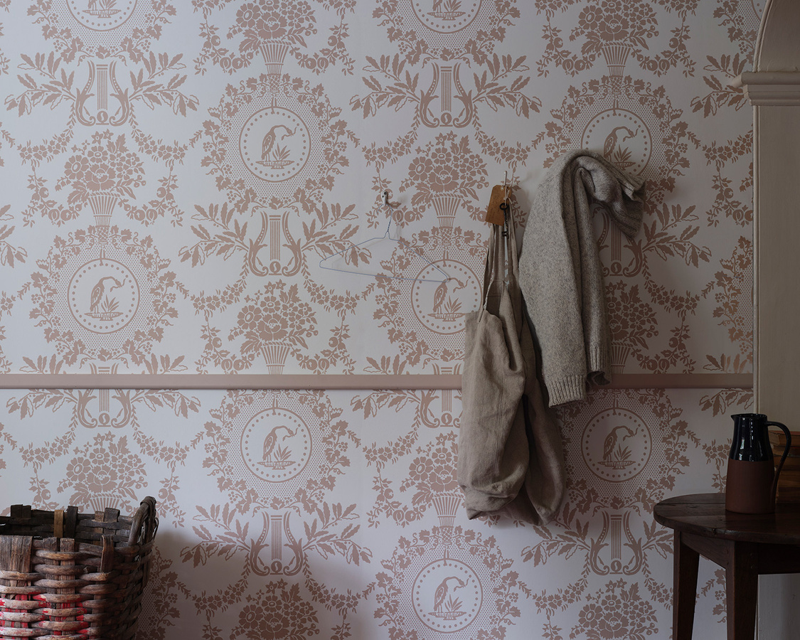 Farrow & Ball Tapete mit floralem Tiermotiv in Beige und Pink - Bild 1