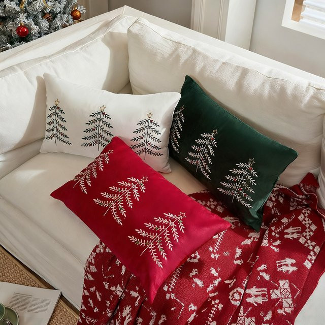 Bestickter Kissenbezug mit Weihnachtsbaum Motiv von inyahome in Weiß, B/H: 30 x 50 cm - Bild 1