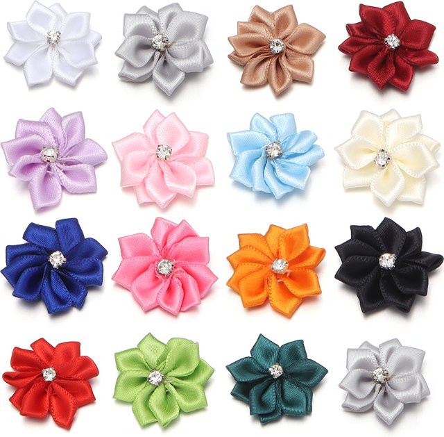 10 Stück handgefertigte Satinband-Blumen mit Strasssteinen in Rot und Multicolour, 30 mm Durchmesser, ideal für DIY-Dekorationen und Hochzeiten - Bild 1