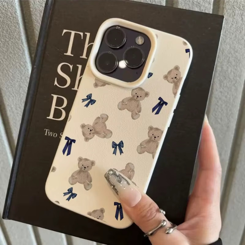 Stilvolle Teddybär-Handyhülle mit blauer Schleife für iPhone 17 16 15 14 13 12 11 Pro Max in Schwarz mit Anti-Sturz-Schutz - Bild 1