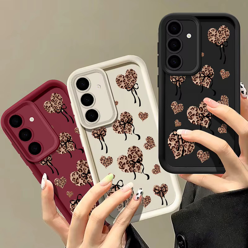 Handyhülle mit Leopardenmuster und Herzen für Samsung Galaxy S25 S24 S23 S22 Ultra FE A56 A36 A26 A17 A16 A15 5G in Weiß - Bild 2