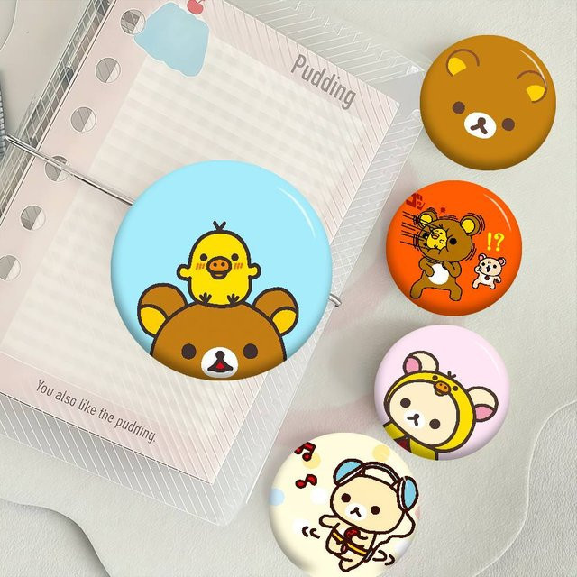 Mesuca Brosche Kiiroitoris R-ilakkuma Anime Button Pin, Unisex - Bild 1