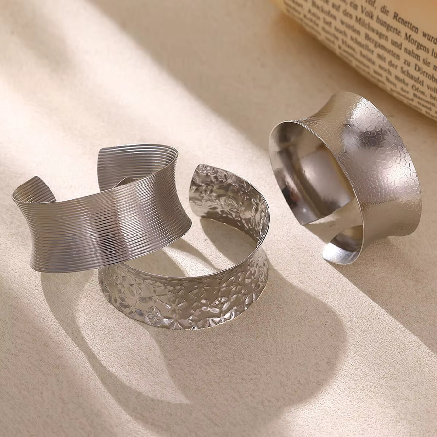 Manschettenarmband, gehämmert, silberfarben, geprägter Stern, Damen - Bild 1