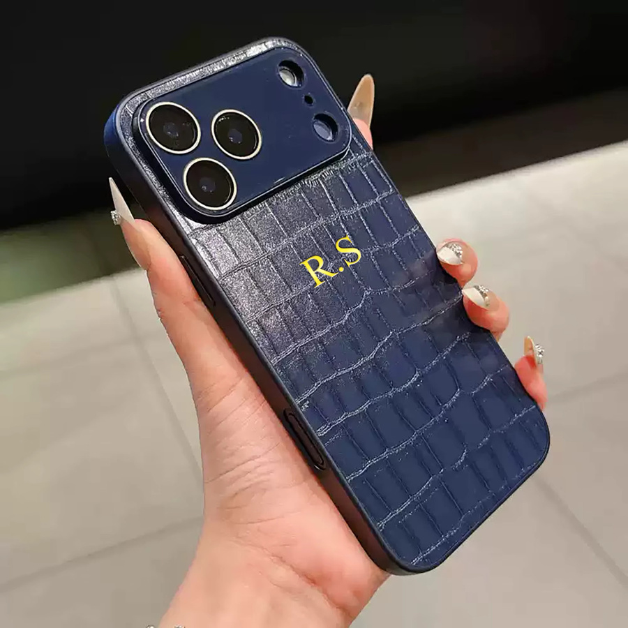 Personalisierte iPhone Hülle aus Kunstleder mit Krokodilmuster und individuellem Namen in Blau für Apple iPhone 17 16 15 14 13 Pro Max mit 3D-Heißfolienprägung - Bild 2