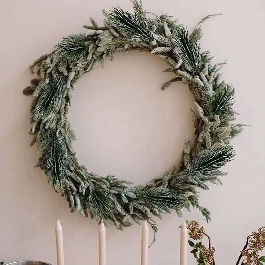 ZQCY Künstliche Kiefernzweige und Schneeflocken aus Kunststoff in Grün für Weihnachtsdeko und DIY-Projekte - Bild 1