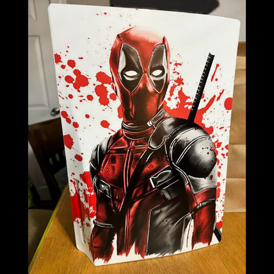 Sony PlayStation 5 Disc Edition Schutzhülle mit Deadpool Superhelden Skin und Controller Skin in Multicolour - Bild 3