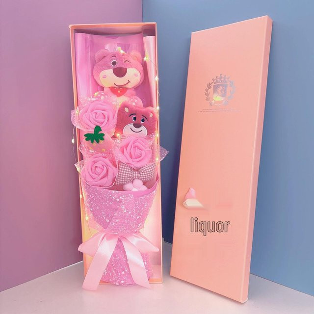 Take One Hello Kitty & Kuromi Puppen-Strauß Geschenkset mit künstlichen Rosen in Rosa, H 48 cm x B 15,5 cm x T 7,5 cm - Bild 1