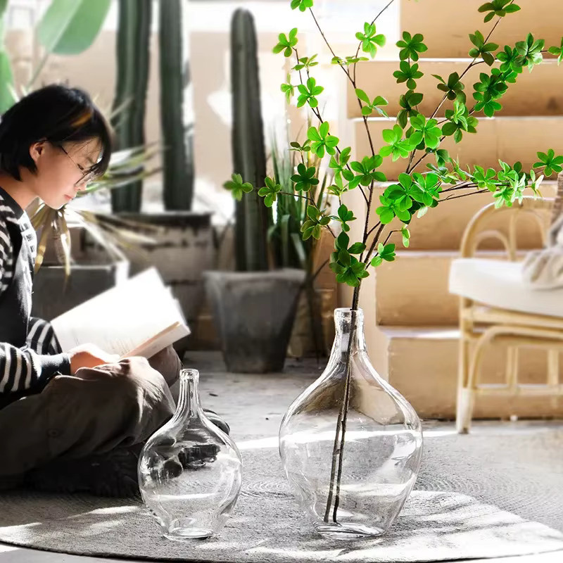 Japanische Glasvase im minimalistischen Design mit bauchiger Form für Wohnzimmer und Hochzeitsdekoration in Transparent oder Grau - Bild 2