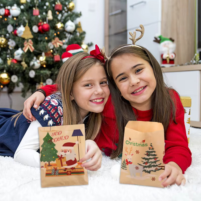 24 Stück Weihnachtliche Geschenktüten aus Kraftpapier mit Santa Claus Motiv für Süßigkeiten und Kekse in Braun und Mehrfarbig - Bild 3