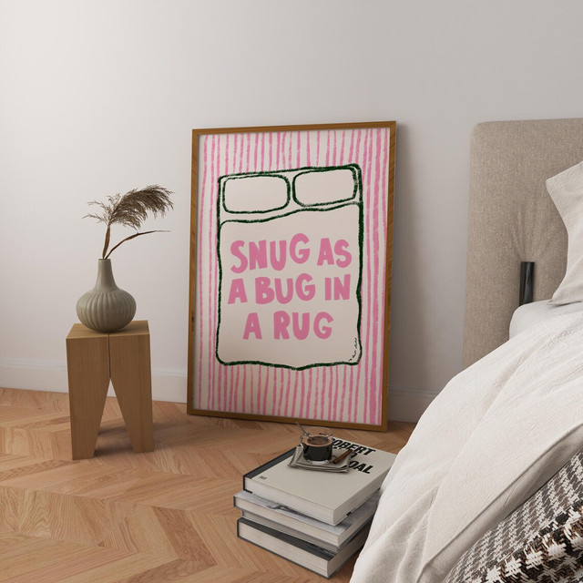 Snug As A Bug Kunstdruck-Poster im Mid-Century-Stil, rosa gestreiftes Kinderzimmer-Poster von SHENCHEN - Bild 1