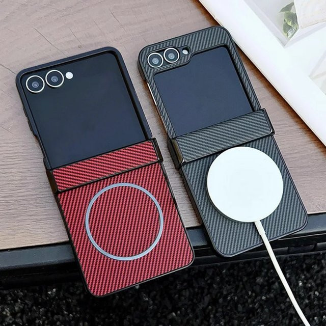 Magnetische Business-Handyhülle aus Kohlefaser für Samsung Z Flip 7, 6 und 5 in Schwarz mit Scharnier-Schutz und kabellosem Laden - Bild 1