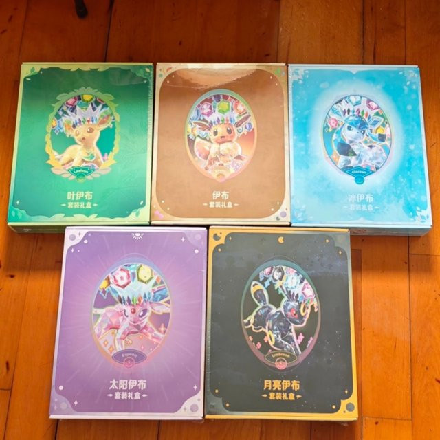 Pokémon Evoli-Evolutionen PTCG Sammelkarten-Geschenkbox, Terastal-Gathering-Themen-Sammelmappe mit Kartenhüllen - Bild 1