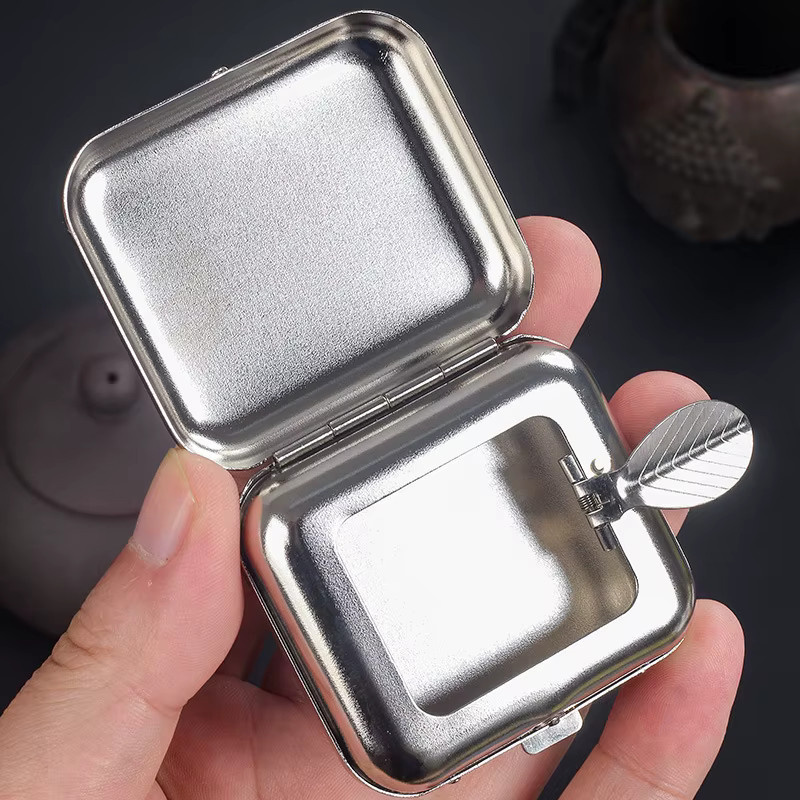 Cattabby Mini Tragbarer Aschenbecher aus Metall in Silber mit Klappdeckel für Outdoor und unterwegs - Bild 2