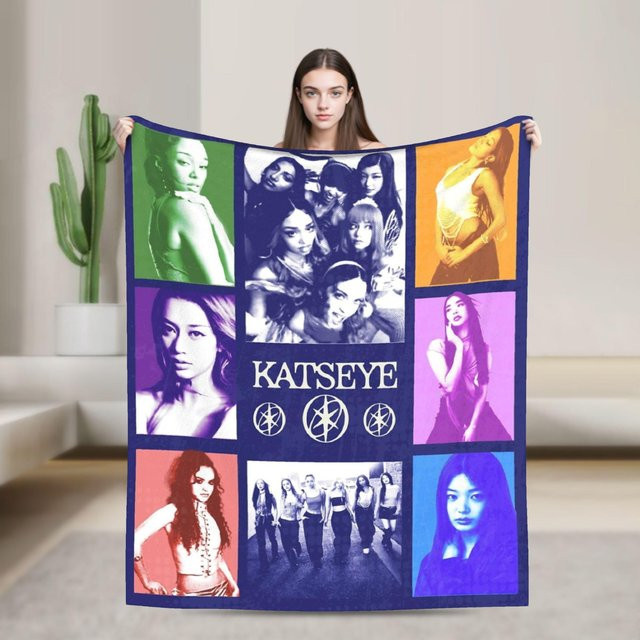 Katseye Kpop Musik Plüschdecke als warme Überwurfdecke für Bettwäsche und Wohnzimmer, Weiß/Mehrfarbig, B: 75 cm, H: 100 cm - Bild 1