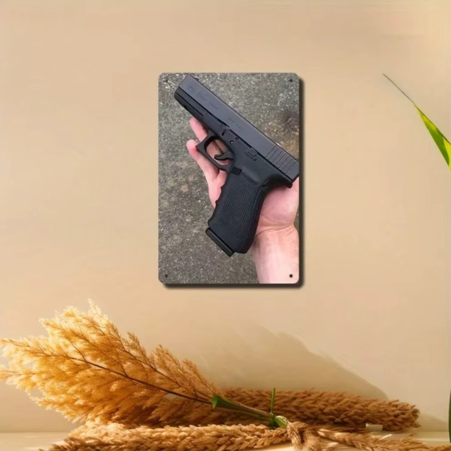 True Man's Toys Wandkunstschild aus schwarzem Eisen im Glock-Hand-Design als Vintage-Metalldekor - Bild 1
