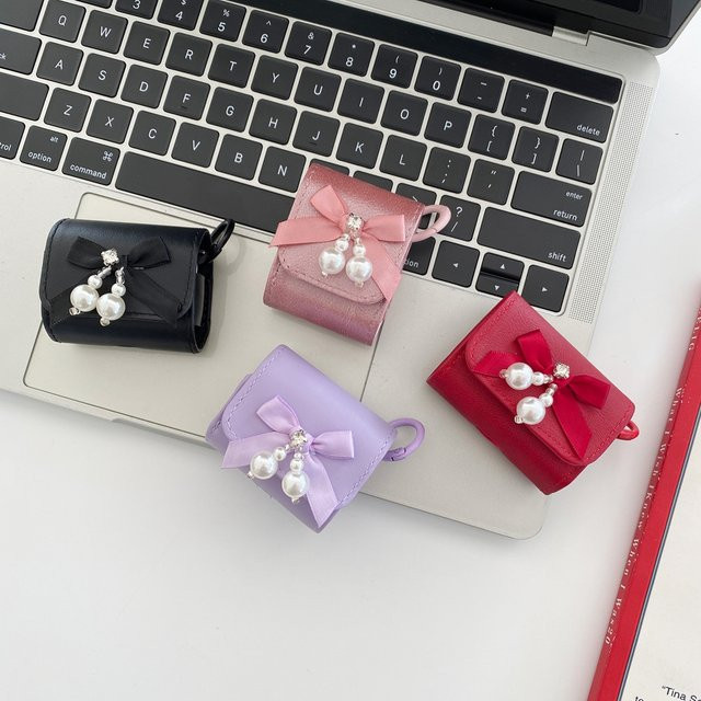 Elegante Kopfhörer-Hülle für Apple AirPods 1, 2, 3, 4 und Pro 2 aus Kunstleder mit süßer Perlen-Bowknot-Dekoration und Haken in Pink - Bild 1