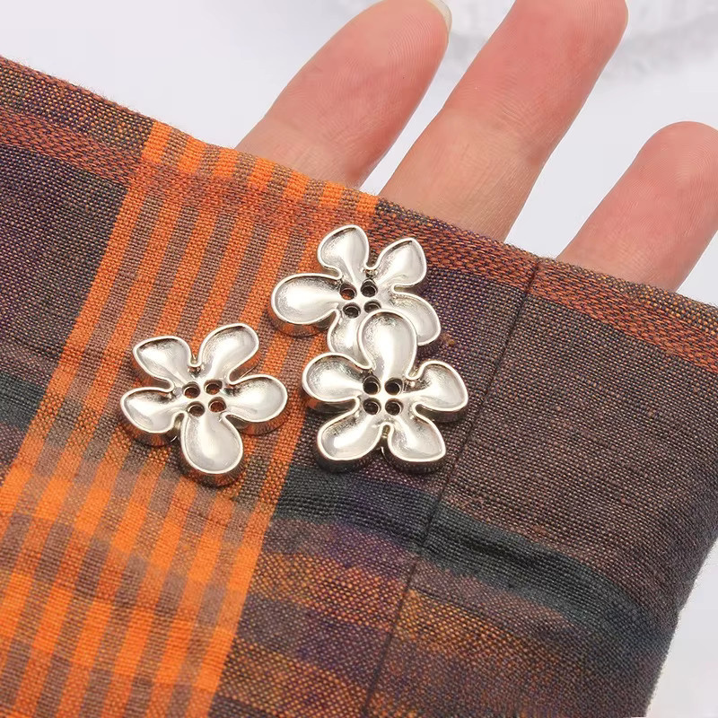 10 Stück glänzende silberne Blumenknöpfe aus Metall für Damen-Cardigans, Jacken und Anzüge als DIY-Nähzubehör - Bild 3