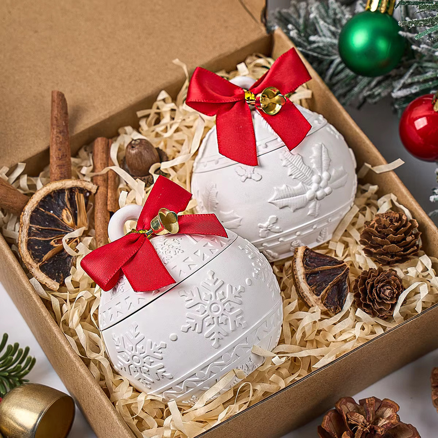 Runde Silikonform von UDOCOOL für Weihnachtsgläser mit Beeren- und Schneeflocken-Relief in Rot und Weiß - Bild 1