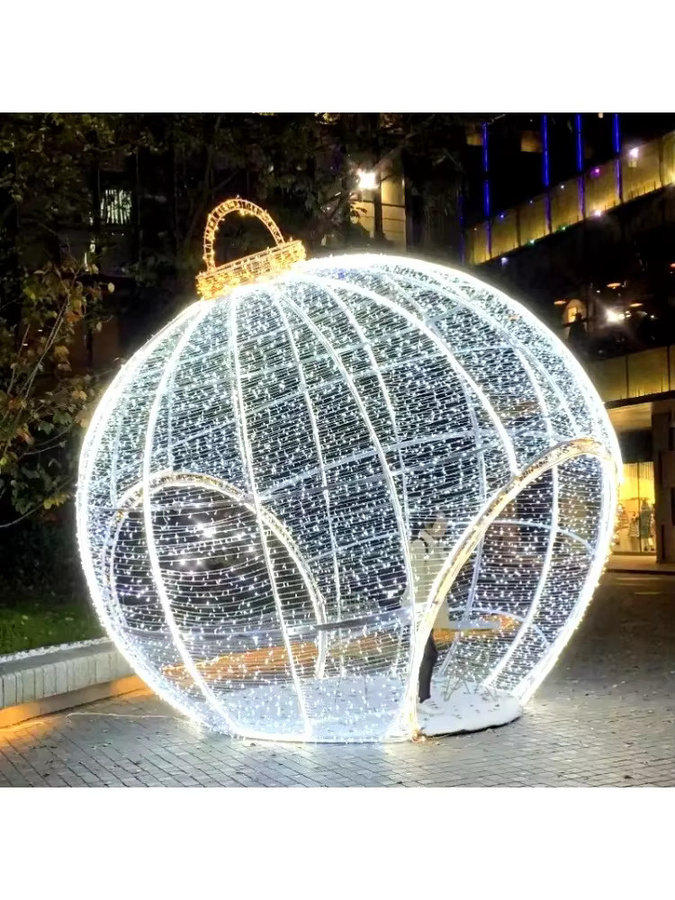 Große kugelförmige Weihnachtsdekoration aus Schmiedeeisen mit LED-Beleuchtung in Gold/Messing und kühlem Weiß - Bild 2