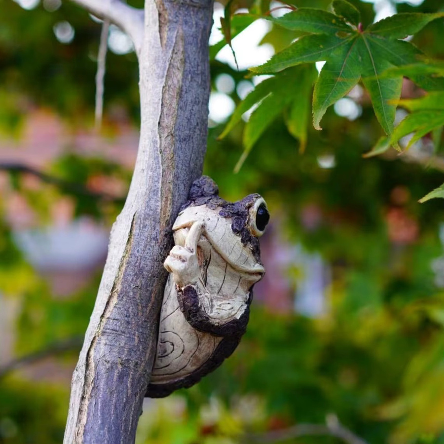 Dekorative Frosch-Figur aus Harz als hängendes Gartenornament in Braun - Bild 3