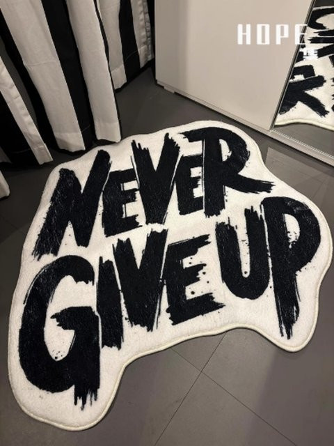 VIKAMA Unregelmäßiger Teppich in Weiß mit Schriftzug für Wohnzimmer und Schlafzimmer - Bild 1