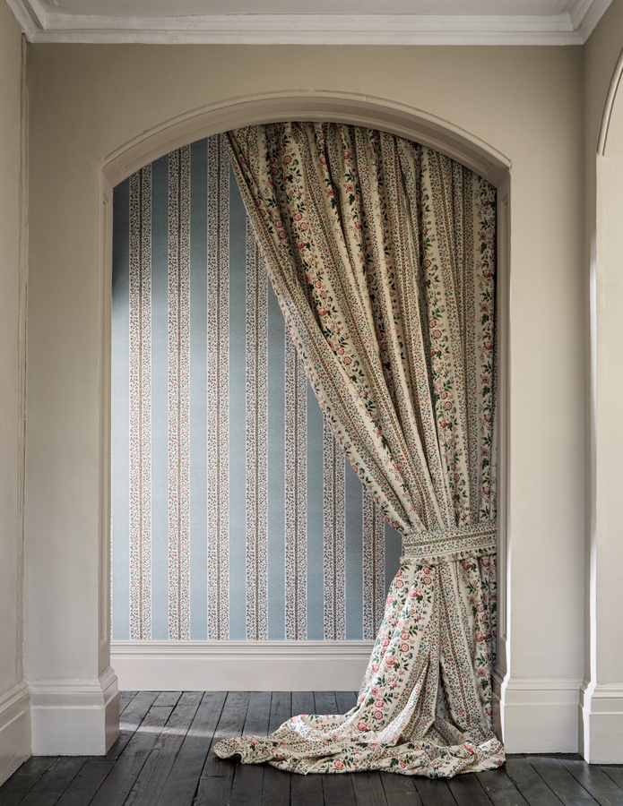 Sanderson Tapete Pergola Stripe in Mineral Blue & Wisteria mit botanischem Streifenmuster - Bild 1
