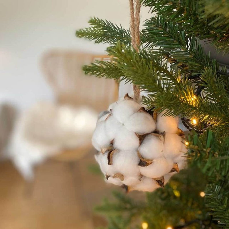 Weißes Christbaumkugel-Hängeornament aus Textil mit Baumwollblüten-Design für Weihnachten, Durchmesser: 12 cm - Bild 1