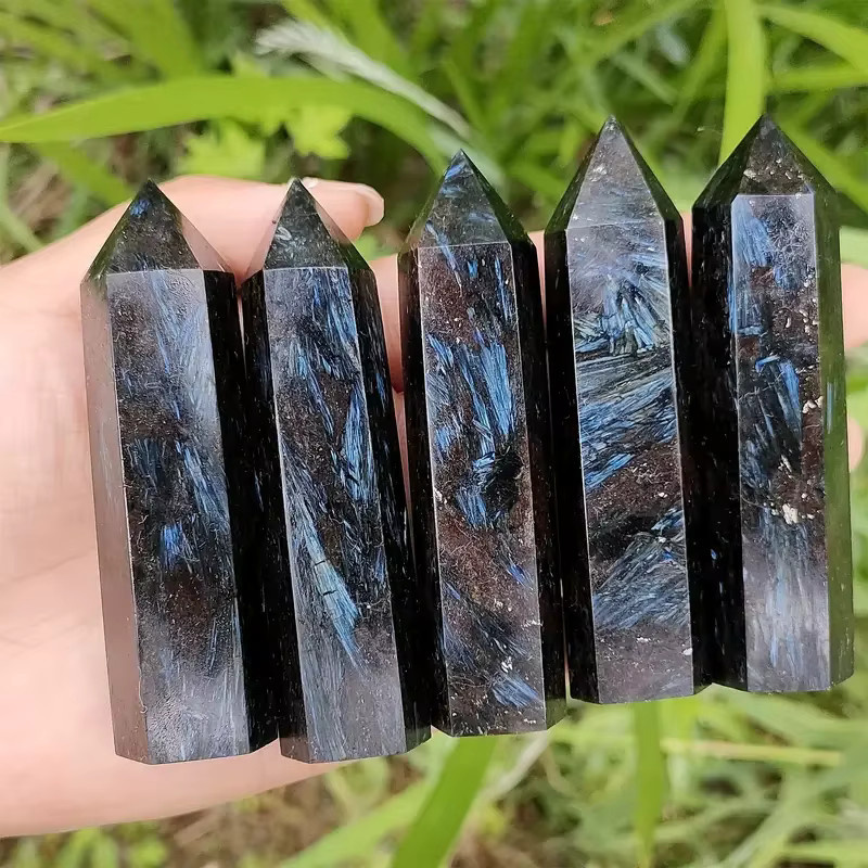 Sisterstone Arfvedsonit Quarz Kristall Turm in Schwarz als geometrische Dekoration und Heilstein - Bild 2