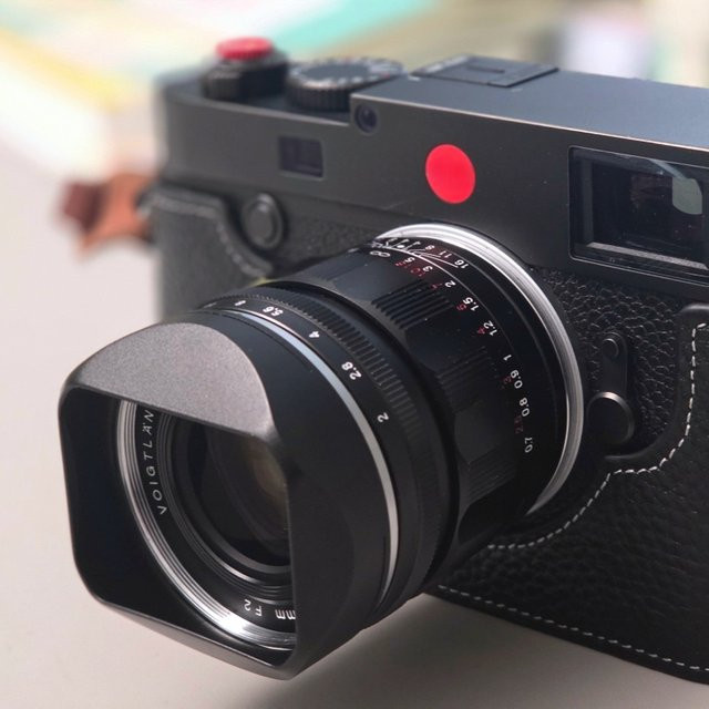 Voigtlander Bajonett-Metall-Quadrat-Gegenlichtblende mit Kappe in Schwarz für APO-LANTHAR 35mm F2 und 50mm F2 Aspherical VM Leica M-Mount - Bild 1