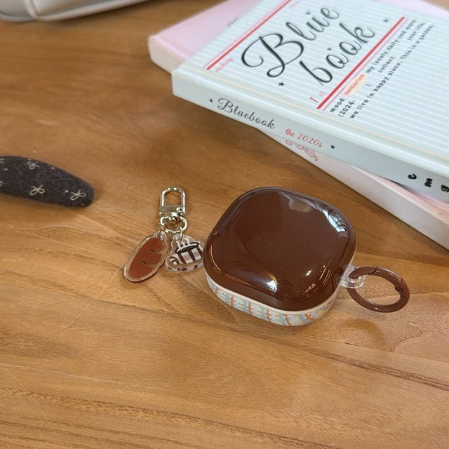 Samsung Schutzhülle für Galaxy Buds4 Pro 3 Pro 2 Pro FE Live in Vintage Blau-Braun Kariert mit Kaffeetassen-Anhänger - Bild 1