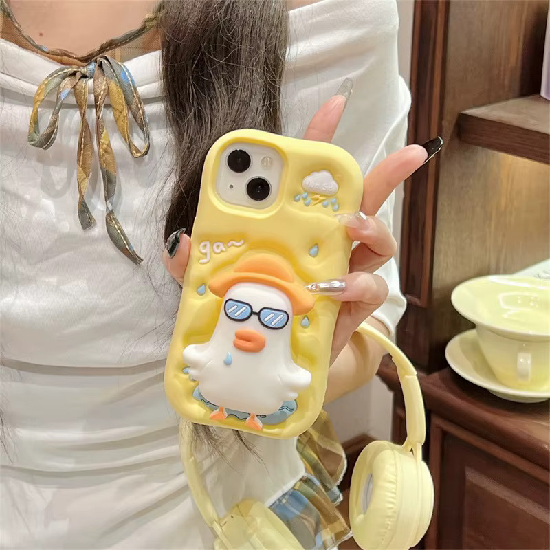 MUQGEW Silikon Handyhülle mit 3D Cartoon-Ente und Teleskopständer für iPhone 12 bis iPhone 16 Pro Max, Gelb, stoßfest - Bild 3