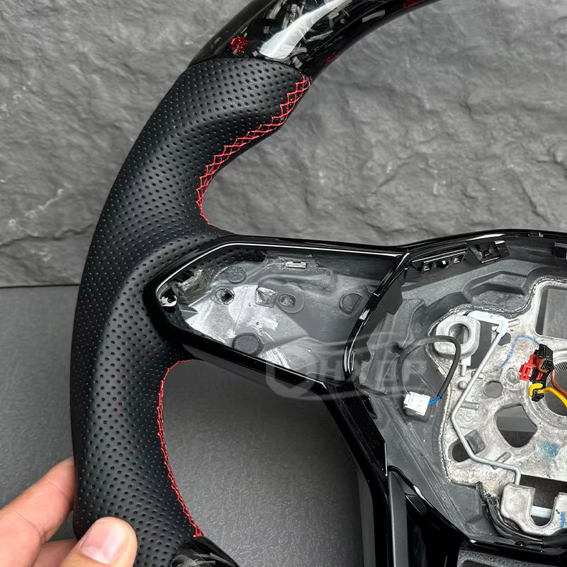 Maßgeschneidertes Lenkrad aus Alcantara-Leder und Kohlefaser für Volkswagen VW Golf 8 GTI R Line in Schwarz - Bild 3