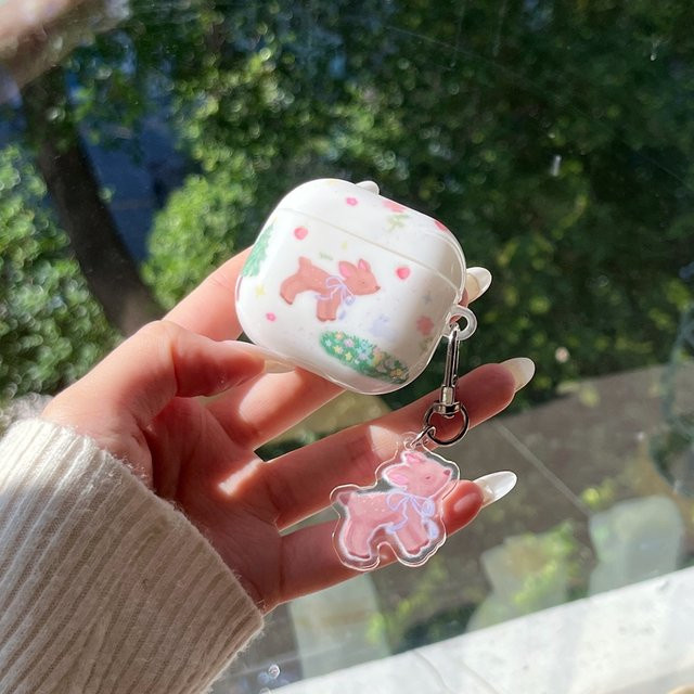 AirPods Schutzhülle mit Märchen-Graffiti-Design Erdbeer-Blumen-Hirsch in Multicolour für AirPods 1, 2, 3, 4 und Pro 2 - Bild 1
