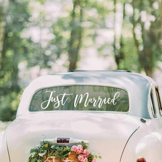 Just Married Autoaufkleber von ZQNYCY in Weiß als abnehmbarer Vinyl-Aufkleber für Hochzeit und Party - Bild 1