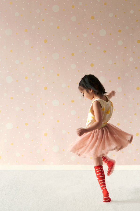 Majvillan Tapete Confetti in Soft Pink für Kinderzimmer, Vlies, Skandinavisches Design mit Punktmuster - Bild 1