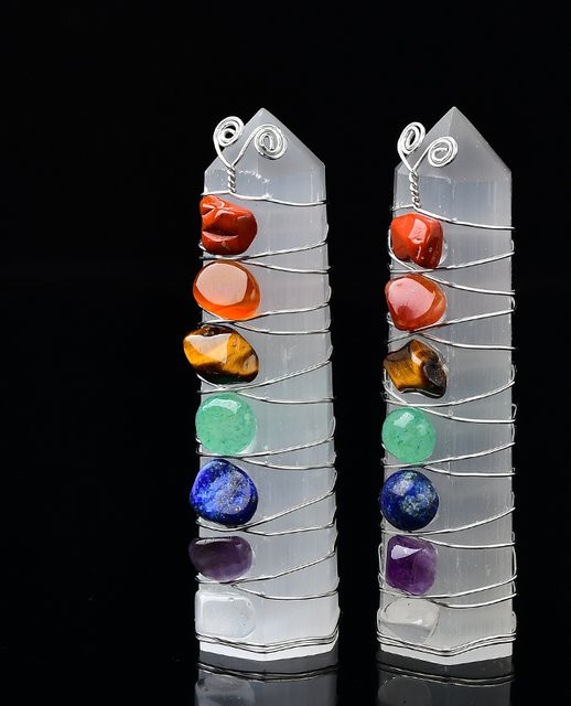 RYCRYSTAL Natürlicher Selenit Obelisk als Sieben Chakren Heilstein und Quarz Zauberstab Turm Ornament in Weiß und Gold - Bild 1
