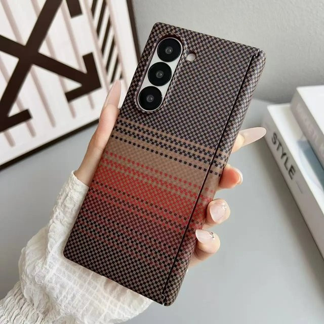 Samsung Galaxy Z Fold 7 Handyhülle mit Kohlefaser-Textur und magnetischer kabelloser Ladefunktion in Multicolour - Bild 1