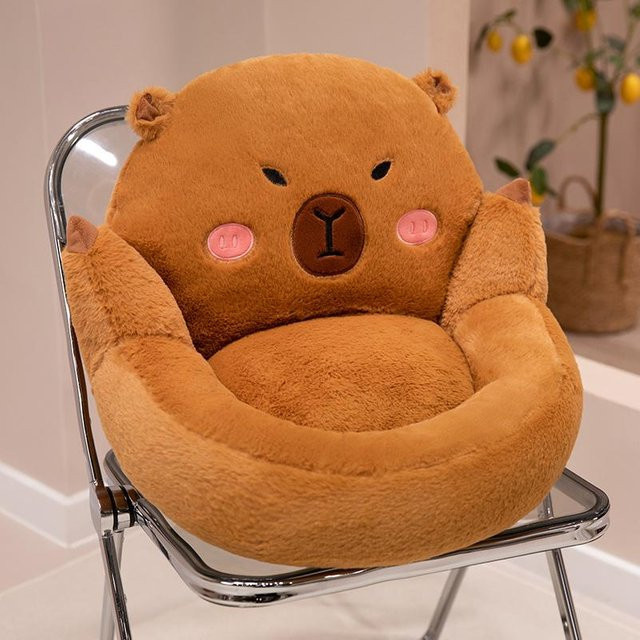Niedliches Capybara Plüschkissen in Braun als weiches Stofftier und gemütliche Lendenstütze für Sofa und Stuhl - Bild 1