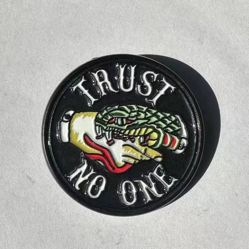 Brosche MDKES, Trust No One, Unisex - Bild 2