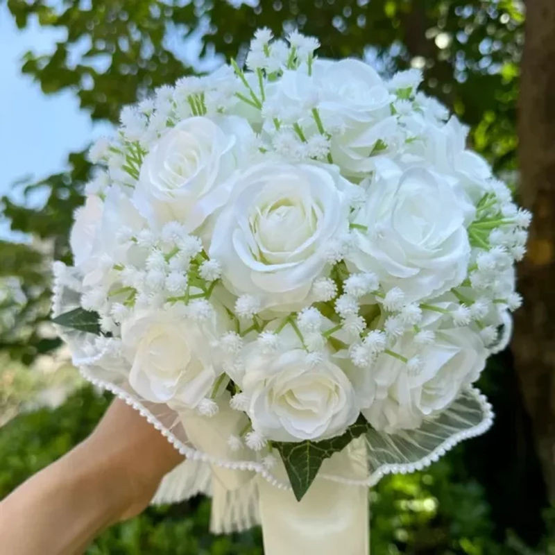 Brautstrauß mit Rosen und Schleierkraut in Weiß und Blau mit Seidenband und Perlenspitze für Hochzeiten und Valentinstag - Bild 1