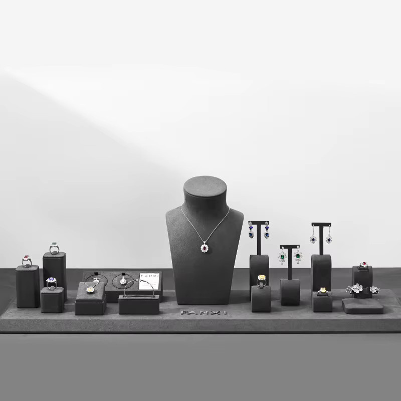 Oirlv Schmuckständer in Grau für Ringe, Ohrringe und Halsketten mit minimalistischem Textil-Design für Vitrine und Theke - Bild 2
