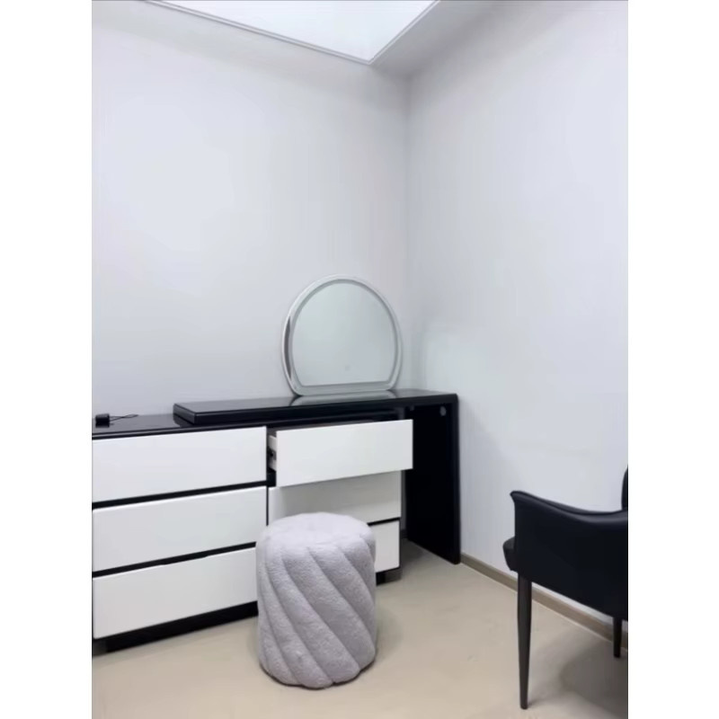 Runder Make-up-Hocker aus Lammwolle in Weiß von LIUSHADUOLA für Schlafzimmer und Wohnzimmer - Bild 2