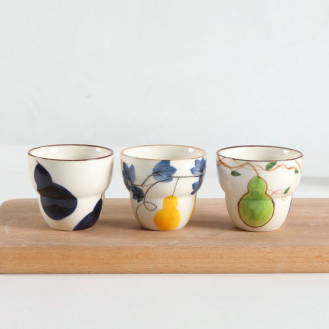 Handbemalte Keramik-Teetasse in Kürbisform mit floralem Design, Mehrfarbig - Bild 1